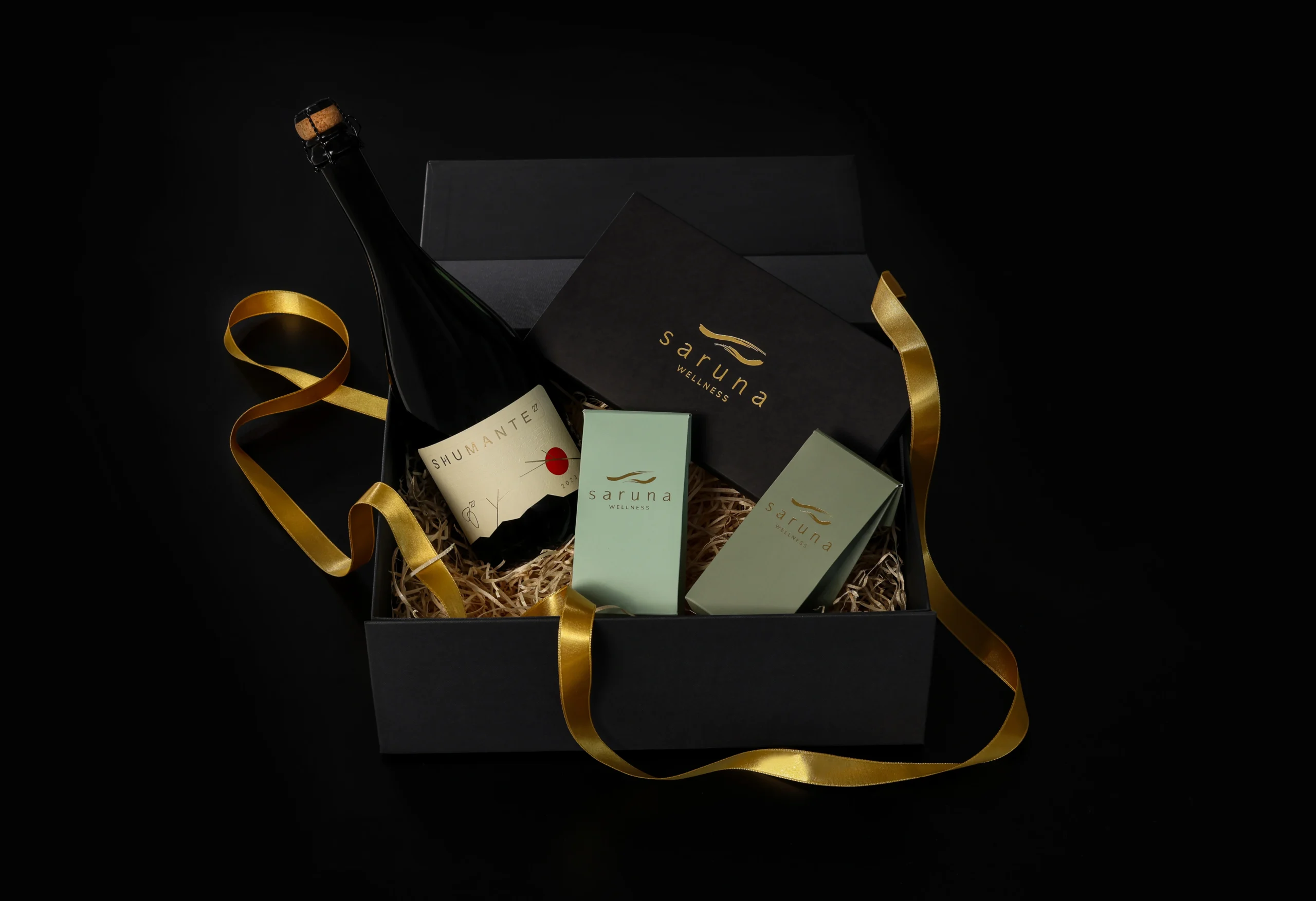 Saruna Gift Box, otvorena kutija sa bocom proseka, pilingom za parno kupatilo, kristalima za saunu i poklon vaučerom sa ličnom posvetom